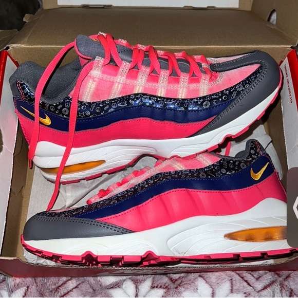 Nike Other - Mens size 7 and it is women size 81/2